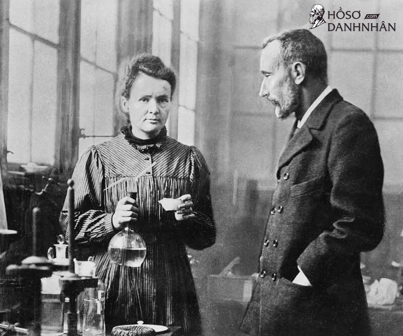 Nữ bác học đầu tiên thế giới Marie Curie: Cuộc đời là một câu chuyện thần kỳ!