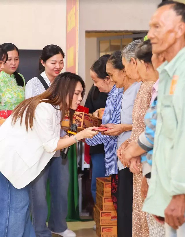 "Họa mi tóc nâu" ca sĩ Mỹ Tâm đáp ngon ơ câu hỏi "sao con không có chồng?" từ người hâm mộ lớn tuổi