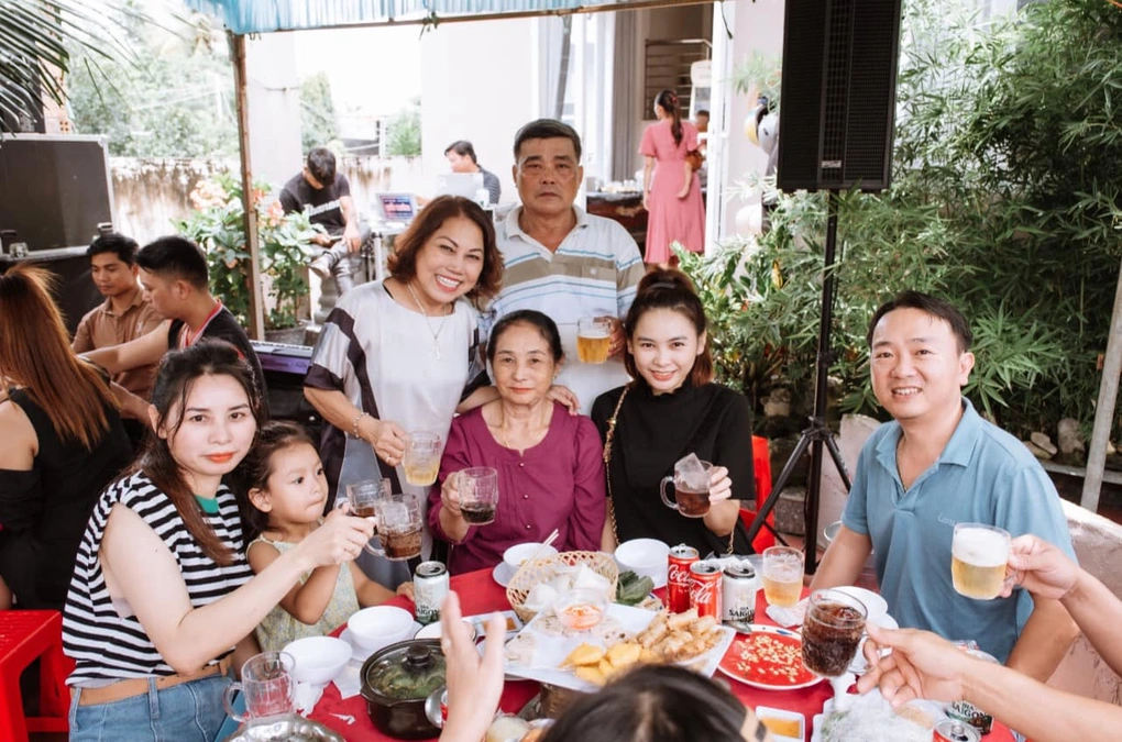 "Họa mi núi rừng Tây Nguyên" ca sĩ Siu Black rơi nước mắt tại lễ tái hôn với cựu cầu thủ: chính thức kết thành vợ chồng sau 10 năm chia tay và 3 năm tái hợp